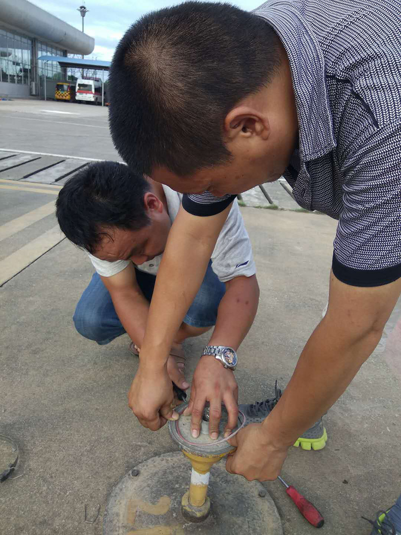 點燃夜色的光芒 擦亮飛機(jī)的“眼睛”