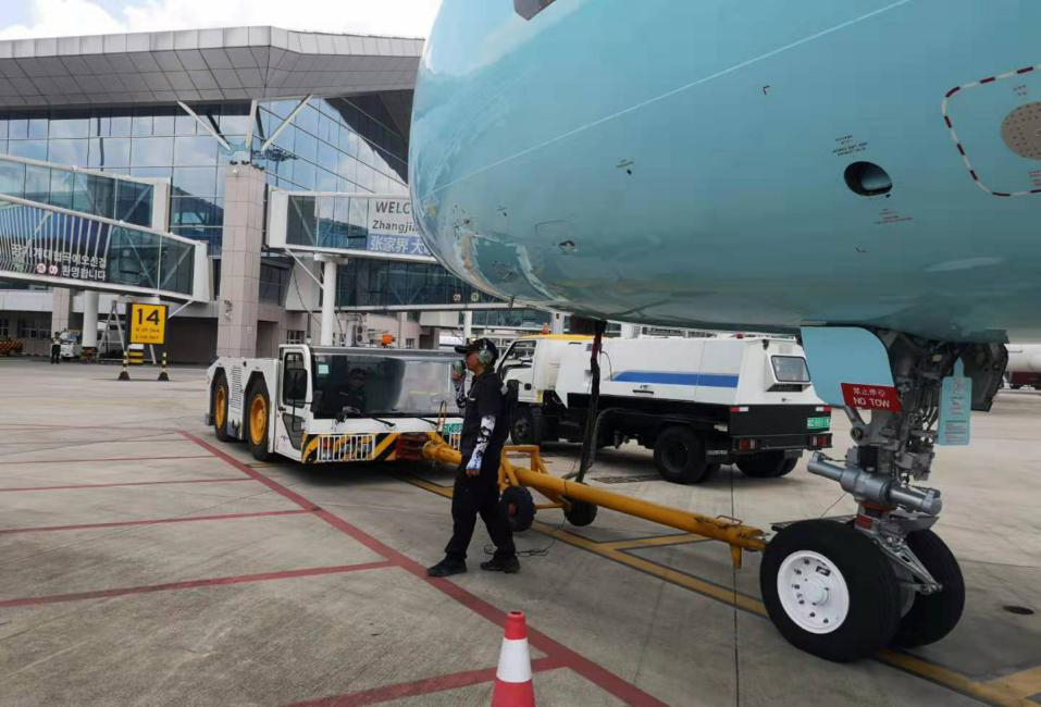 確保旅客順暢出行，機(jī)場一線職工高溫堅守！