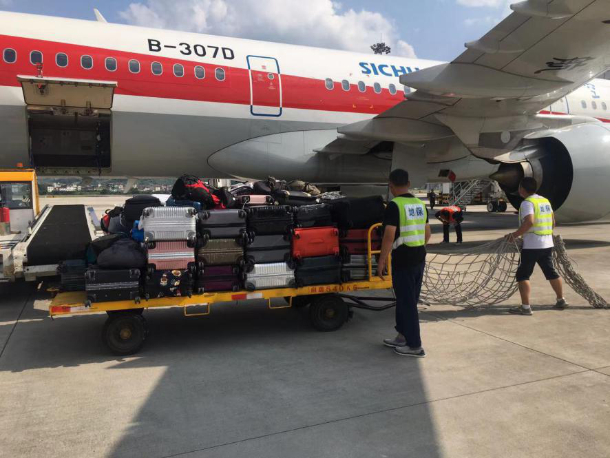確保旅客順暢出行，機(jī)場一線職工高溫堅守！