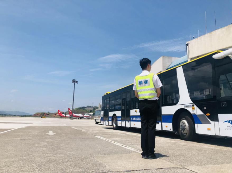 確保旅客順暢出行，機(jī)場一線職工高溫堅守！