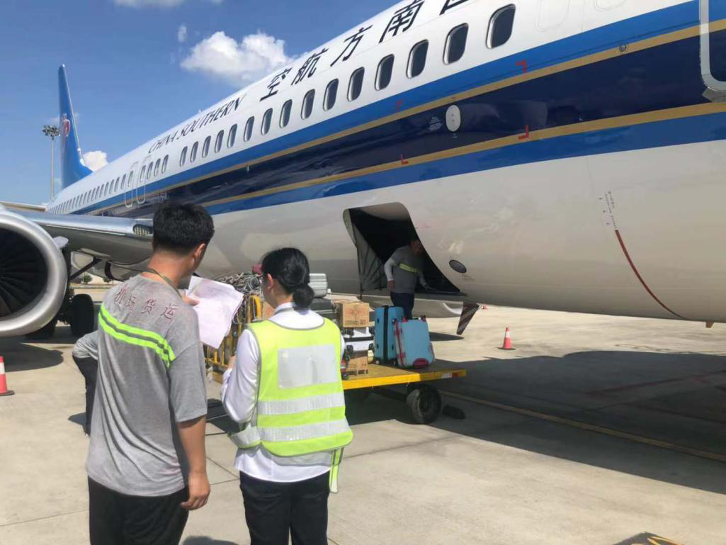 確保旅客順暢出行，機(jī)場一線職工高溫堅守！