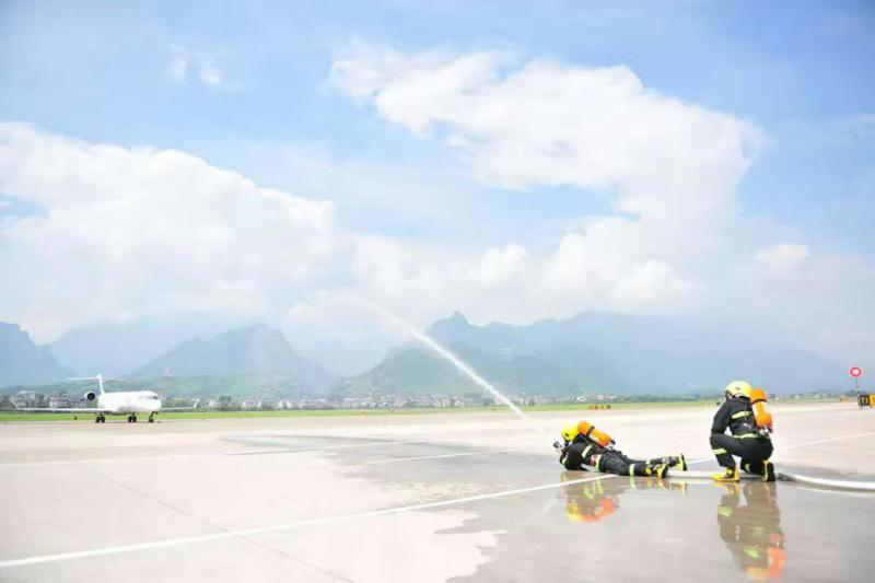 確保旅客順暢出行，機(jī)場一線職工高溫堅守！
