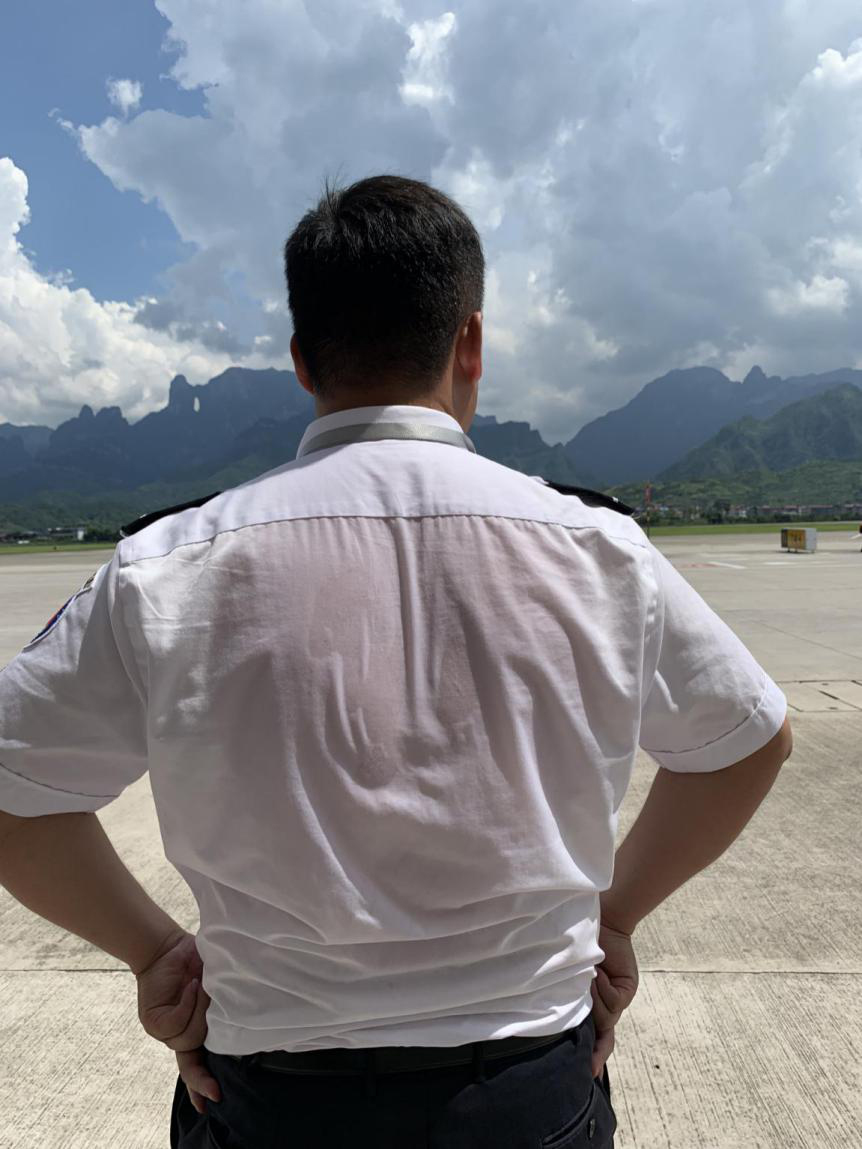 確保旅客順暢出行，機(jī)場一線職工高溫堅守！