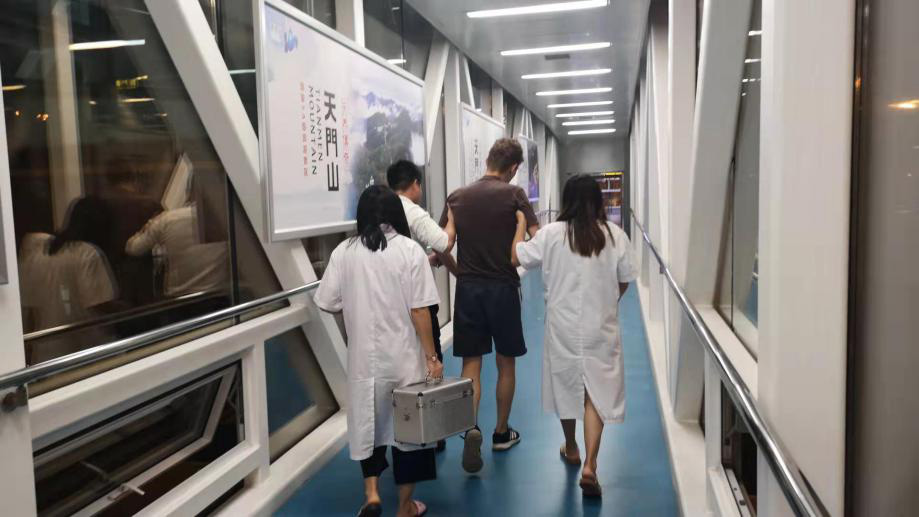 暖心！外籍小伙忽感不適癱坐廊橋，張家界機(jī)場(chǎng)緊急救護(hù)